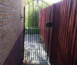 Side Gate